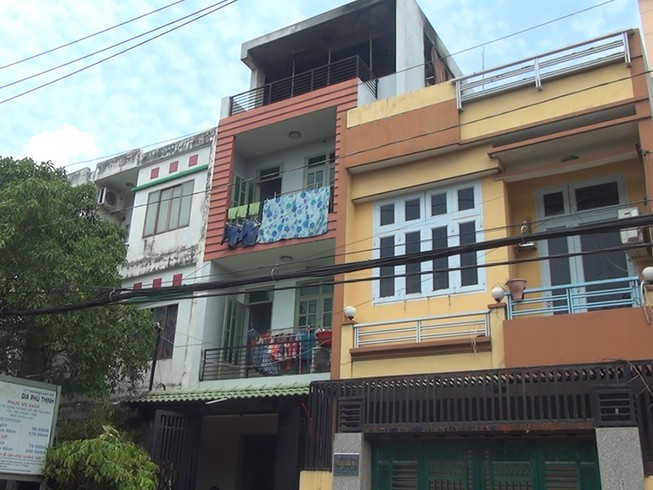 Rơi tàn thuốc cháy cả tầng 3, cả gia đình tháo chạy