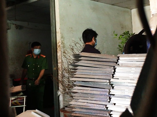 Kiểm tra hiện trường vụ thảm sát 5 người ở Bình Tân