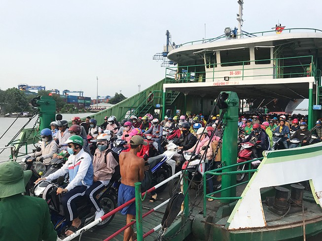 Hơn 95.000 người dồn về, phà Cát Lái ùn ứ kinh hoàng