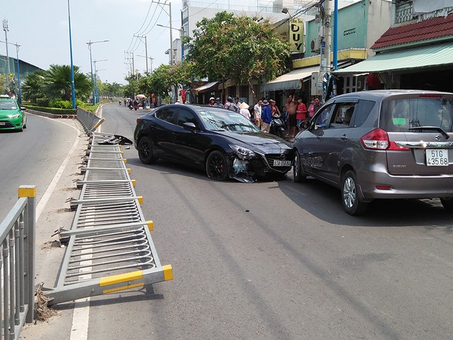 Xế hộp húc văng dải phân cách, tông liên hoàn tại quận Tân Phú