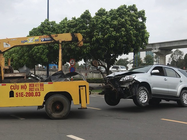 Tông nhiều xe máy dừng đèn đỏ, tài xế cố thủ trong ô tô
