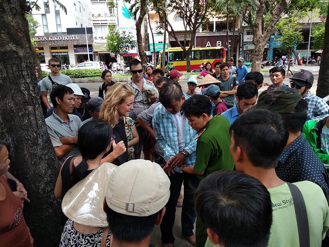 2 tên cướp ngã xe sau khi giật túi du khách ở quận 1