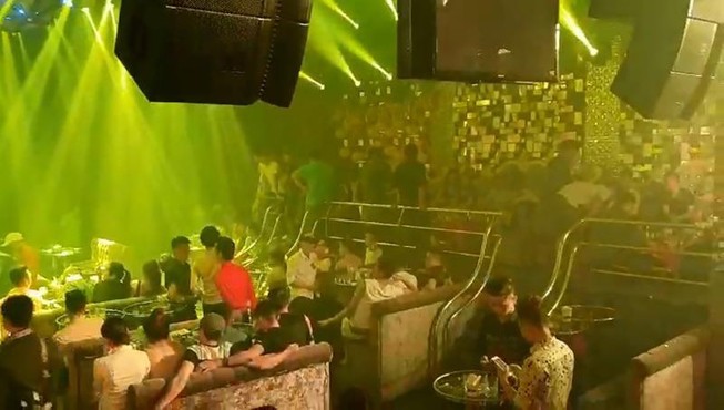 Quận 1: Kiểm tra quán bar, khách nháo nhào vứt 'kẹo' tung tóe