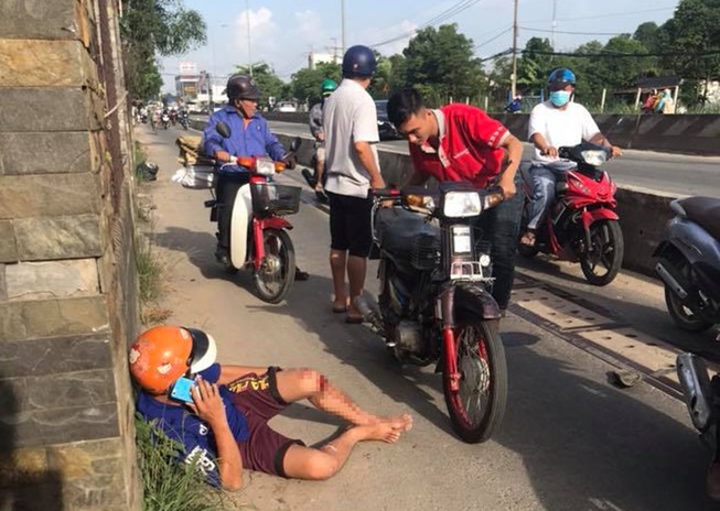 Người đi xe máy liên tục ngã 'sấp mặt' ở Củ Chi