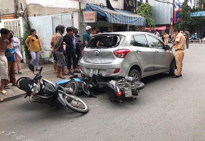 Xế hộp lùi như 'đua', lùa nhiều máy vào gầm ở quận 8