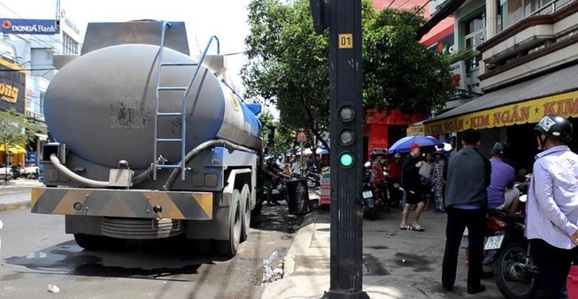 Thương tâm: Ông khóc bên thi thể 2 cháu bị tai nạn ở Nhà Bè