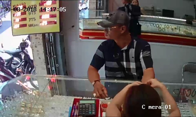 Mang USD đến tiệm vàng ở TP.HCM vờ mua rồi giật chạy