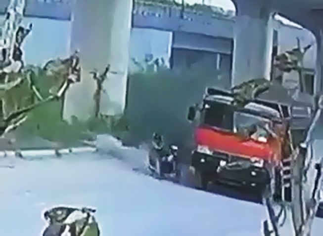 Người đàn ông ngã vào bánh xe ben rồi tử nạn thương tâm
