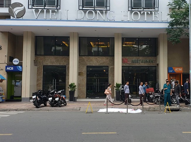 Người đàn ông quốc tịch Úc nghi nhảy lầu ở khu phố Tây