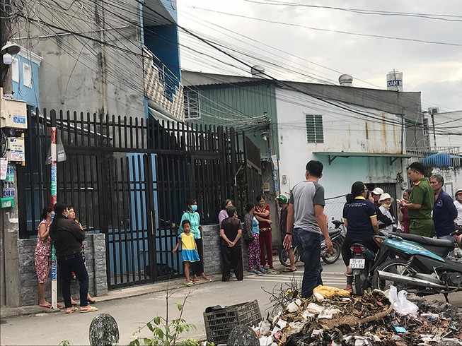Con đau đớn thấy cha bị thương và mẹ tử vong trên vũng máu