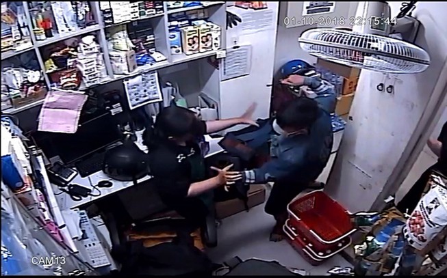 Camera ghi cảnh cướp tấn công nhân viên siêu thị ở quận 2