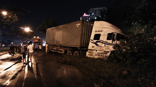 2 xe container cùng lao xuống mương nước ở quận 7