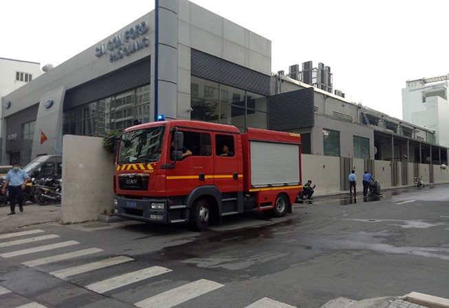Cháy nhà kho sau đại lý ô tô gần Tân Sơn Nhất