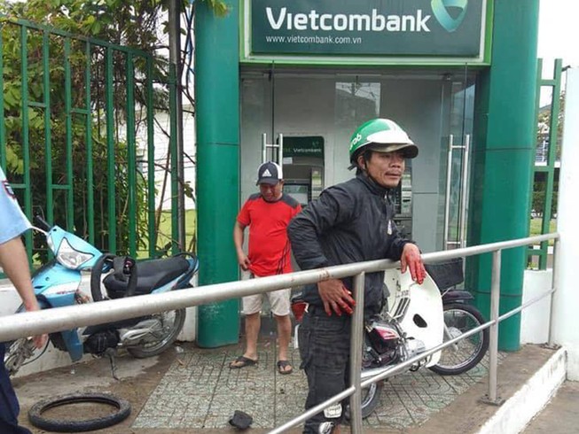 Cảnh giác: Xát ớt vào mắt người rút tiền tại trụ ATM để cướp