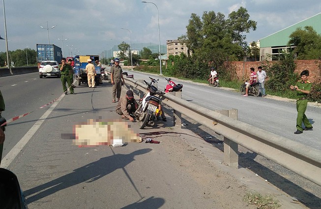 Tông vào đuôi xe ba gác chở thanh nhôm, thanh niên tử vong