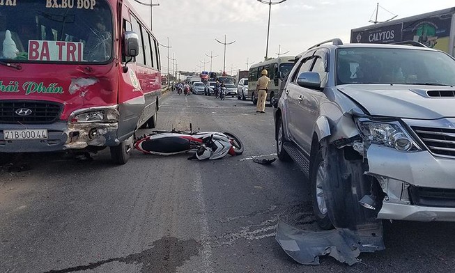 Tông liên hoàn ở Bình Chánh, 2 cha con thương vong