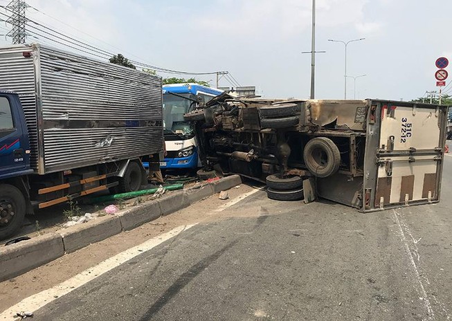 Xe tải tông dải phân cách, văng trúng ô tô khách tại quận 12