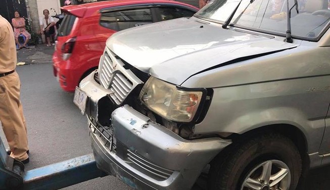 Ô tô tông nhiều xe máy, 2 người nhập viện