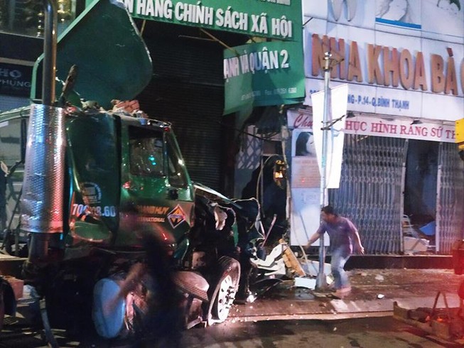 Xe container lao vào ngân hàng, nhà dân ở Bình Thạnh