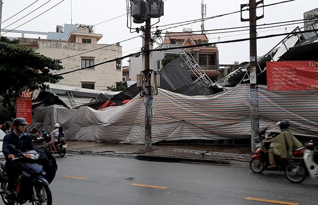 Mưa gió lớn quật ngã bạt che quán ăn ở Gò Vấp