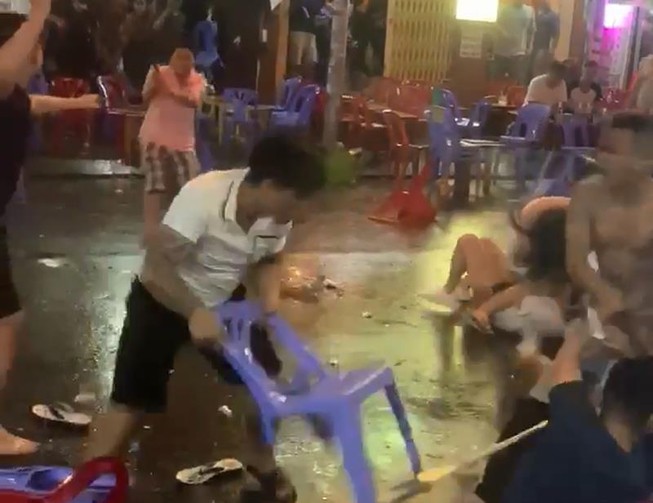 Bắt nhóm người hỗn chiến náo loạn phố đi bộ Bùi Viện