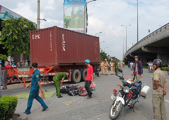 Va chạm với container ở quận 12, chồng thoát nạn, vợ tử vong