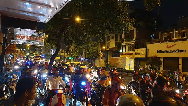 Ngã xuống đường trong mưa, người vợ bị container cán tử vong
