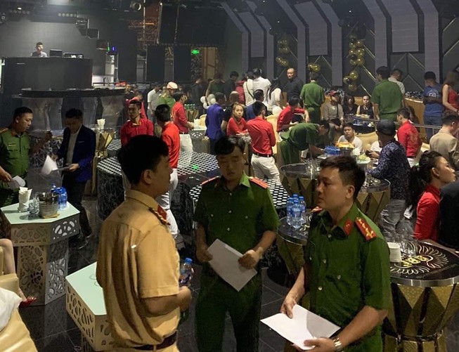 Dân chơi vứt tung tóe ma túy trong bar 386 khi bị kiểm tra