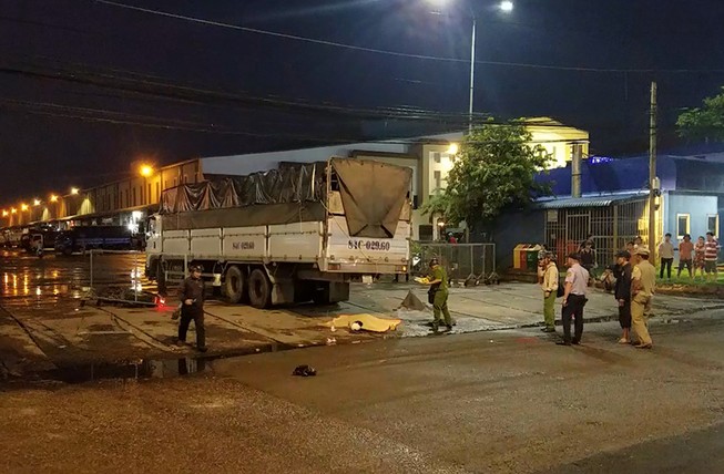 Xe tải cán ba người thương vong ở Chợ đầu mối Bình Điền