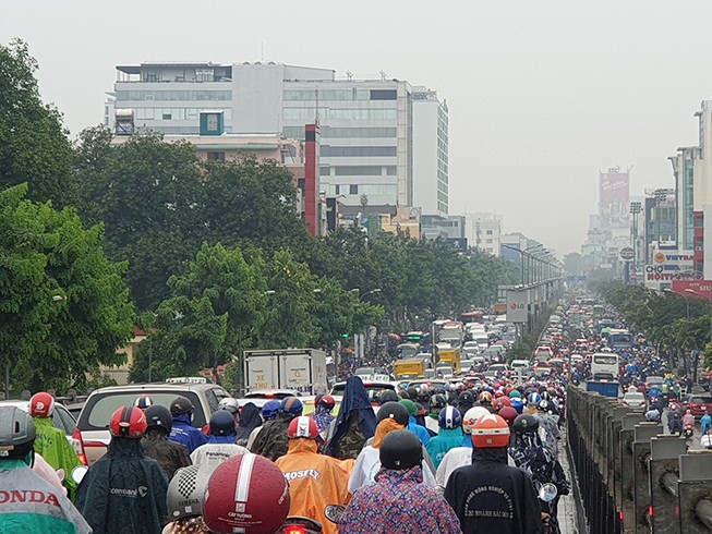 Cửa ngõ sân bay Tân Sơn Nhất ùn ứ do mưa, lạnh