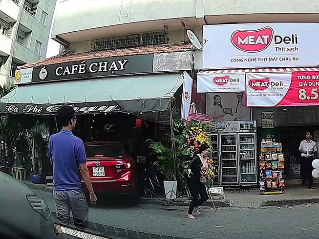 Xế hộp lao vào quán cà phê đông khách ở Bình Thạnh