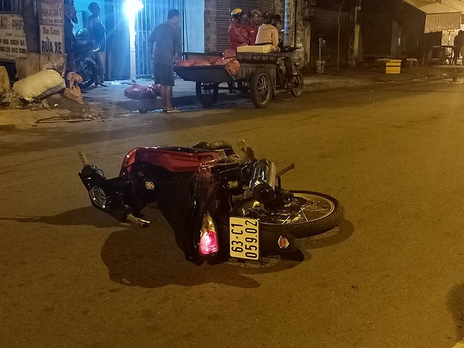 Tông thẳng vào trụ điện ở Hóc Môn, 2 thanh niên thương vong