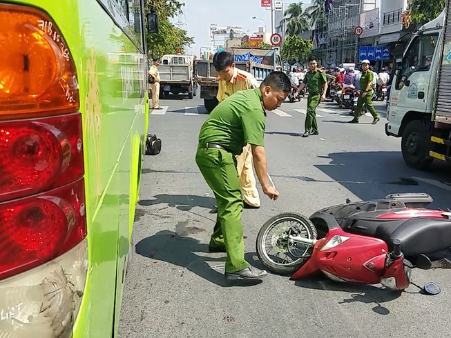 Gặp tai nạn, cụ già bị xe khách cán nát tay ở quận 6