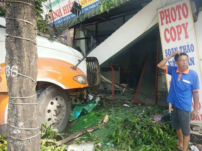 Xe đầu kéo lao vào nhà dân ở huyện Củ Chi