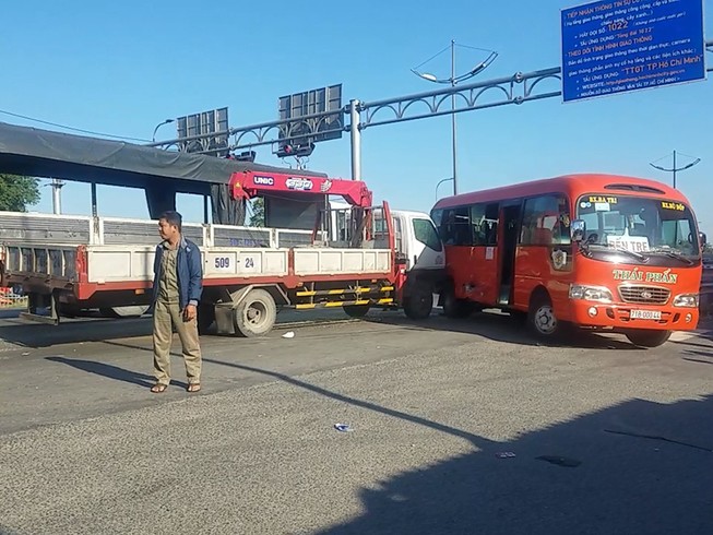 Xe tải tông ô tô khách, nhiều người bị thương ở Bình Tân