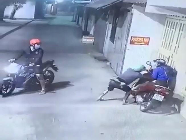 Dùng bình xịt hơi cay cướp xe bất thành ở quận 12
