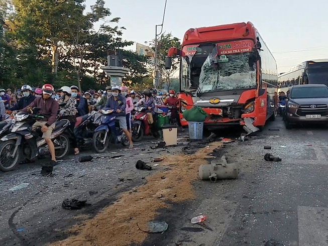 Bình Tân: 2 xe khách va chạm, nhiều người bị thương
