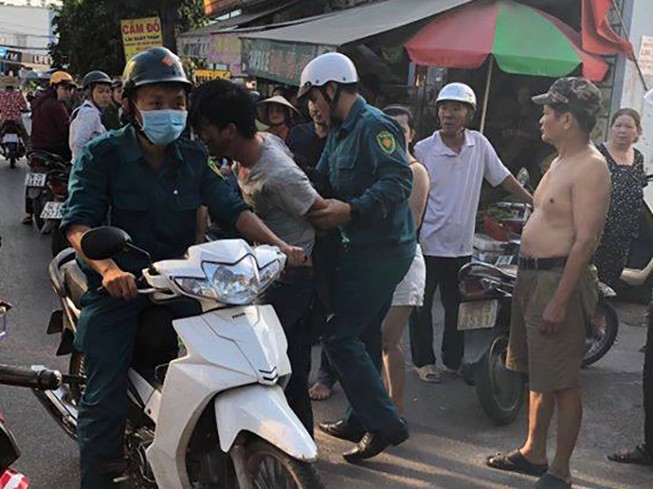 Chỉ huy quân sự phường quật ngã tên cướp dây chuyền