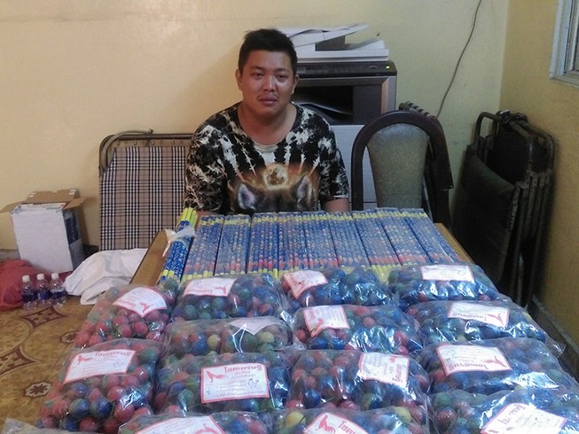Bắt quả tang nam thanh niên bán pháo lậu trước cổng chùa