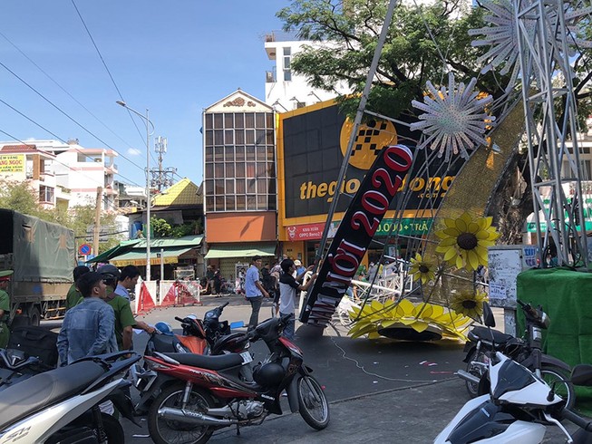Sập cổng chào ở quận 6, bé trai bị thương