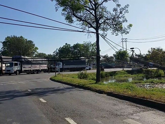 Dây điện chắn ngang đường Nguyễn Văn Linh