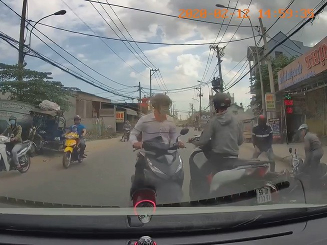 Nhóm cướp giật dùng bình hơi cay ở Bình Chánh
