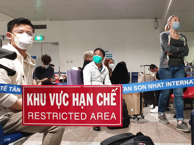 Du khách ở sân bay TSN được kiểm tra COVID-19 như thế nào