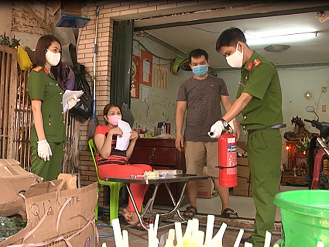 TP.HCM: Công an quận 10 hướng dẫn dân phòng dịch COVID-19