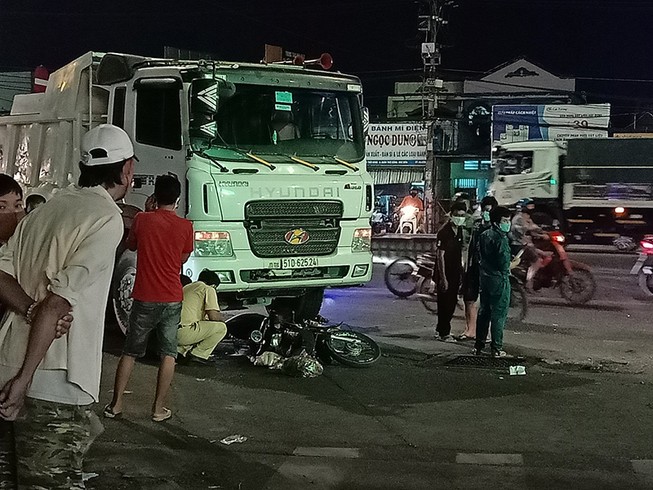 Dân tập trung coi tai nạn bất chấp lệnh cấm tụ tập