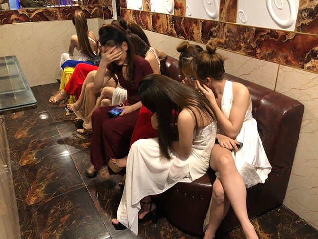 Cảnh sát 'đột kích' karaoke, đưa hàng trăm dân chơi về phường