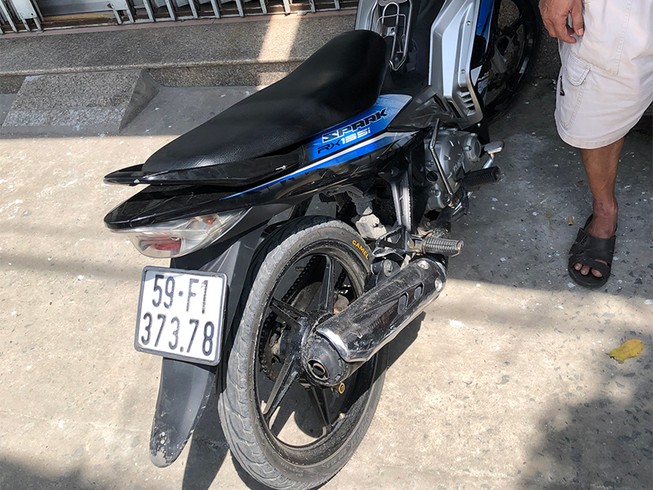 Giật đồ bất thành, hai tên cướp bỏ xe, chạy thoát thân