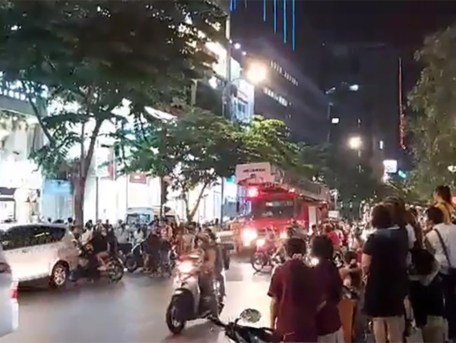 Cảnh sát cứu 1 phụ nữ rơi ở chung cư phố đi bộ Nguyễn Huệ
