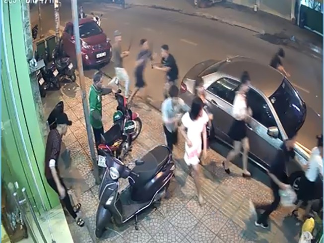 Đi nhầm phòng quán karaoke, thanh niên bị đánh trọng thương