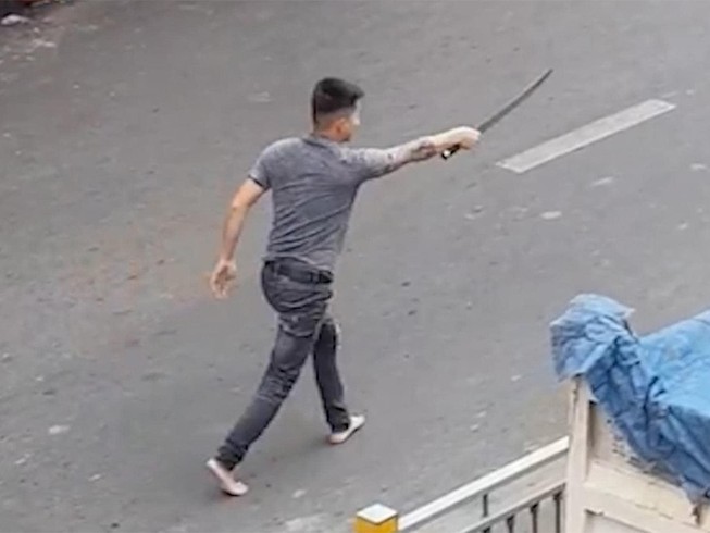 Va chạm giao thông, thanh niên cầm kiếm dài tìm đối thủ